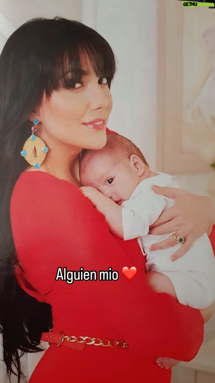 Pamela Cortes - 8.7K Likes - Aunque no eres mio ni de alguien mas. Escribí esta canción anhelando tenerte en mis brazos así. Cada día que me abrazas, siento lo mismo. Paz, calma y amor infinito. Gracias Max por lo que me das. ❤️
Esto fue en 2013, una de las primeras veces en que pude cargarte.
Foto 📸 @joshdegel 
Hair: @maritzachevez