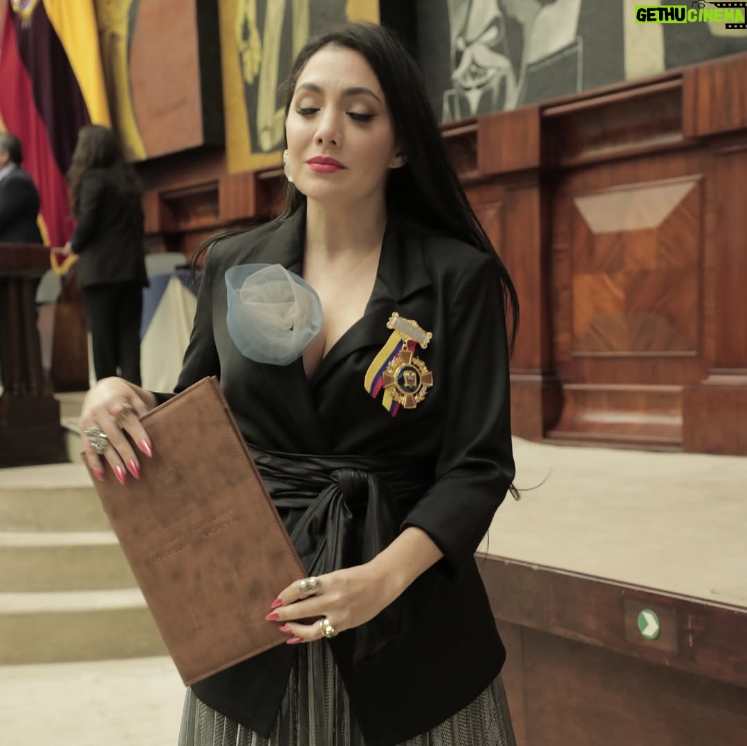 Pamela Cortes - 30.8K Likes - Sigo volando entre nubes de ilusiones, recordando a una niña llena de sueños. Respiro, siento, lloro, me rio, existo. Recibir esta condecoración al mérito cultural a mi país, con la joya  #MatildeHidalgodeProcel me llena el corazón. Es una caricia en el alma y un compromiso al futuro.
Creo que algo estamos haciendo bien. Gracias a todos por tanto amor.
Mamá, papá… …gracias. ❤️ 
#MatildeHidalgodeProcel #Condecoración 

Stylist @pedrodiazj 
Joyas @andreatelloartdesign