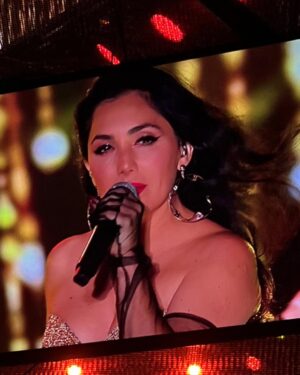 Pamela Cortes Instagram - Aun no despierto de este sueño. Hace pocas semanas estaba muy lejos de subirme a un escenario. Cada sonido, cada luz, el público, todo me sonó distinto que antes. Gracias @capitanferrer @jazzndive por hacerle caso a una mujer loca y ayudarle a cumplir esto desde el hospital. Gracias a la gran artista @monicacampanaoficial por ese desfile de espectaculares creaciones para mi. Gracias @alexmargary por todo tu arte. Gracias a mi hermana @mirellamusic por esa energía y empujarme (al abismo 🤣). Que rico compartir con todas @andreinabravoo @dayanaraoficial @yildaoficial
Gracias a mi mano derecha y cerebro @valecastillo_m ✨ 
Gracias @elfestivalheat @dianapmontes_ @masterchrismusic por esperarme un poco mas e invitarme a ser parte de este gran día.
📸Gracias @cristhian2900 por tus fotos y trabajar en mi equipo.
📸Gracias @adjfotografia por siempre captar algo mas de nuestro arte.
#LosHeat #FestivalHeat #PamelaCortes #Cantautora #Gratitud