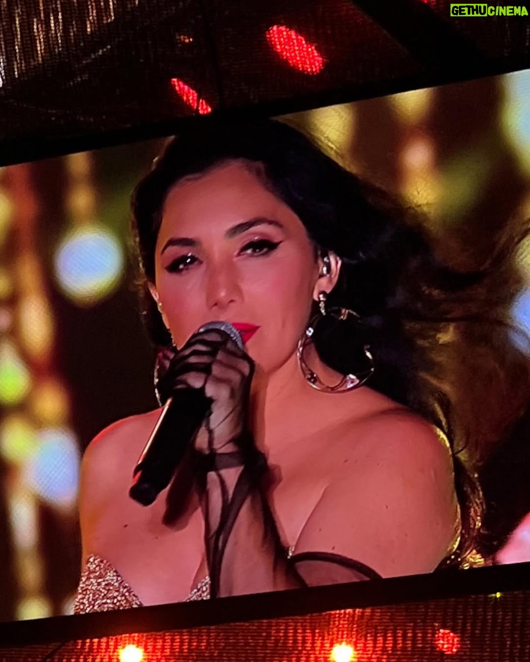 Pamela Cortes - 24.4K Likes - Aun no despierto de este sueño. Hace pocas semanas estaba muy lejos de subirme a un escenario. Cada sonido, cada luz, el público, todo me sonó distinto que antes. Gracias @capitanferrer @jazzndive por hacerle caso a una mujer loca y ayudarle a cumplir esto desde el hospital. Gracias a la gran artista @monicacampanaoficial por ese desfile de espectaculares creaciones para mi. Gracias @alexmargary por todo tu arte. Gracias a mi hermana @mirellamusic por esa energía y empujarme (al abismo 🤣). Que rico compartir con todas @andreinabravoo @dayanaraoficial @yildaoficial
Gracias a mi mano derecha y cerebro @valecastillo_m ✨ 
Gracias @elfestivalheat @dianapmontes_ @masterchrismusic por esperarme un poco mas e invitarme a ser parte de este gran día.
📸Gracias @cristhian2900 por tus fotos y trabajar en mi equipo.
📸Gracias @adjfotografia por siempre captar algo mas de nuestro arte.
#LosHeat #FestivalHeat #PamelaCortes #Cantautora #Gratitud