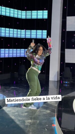 Pamela Cortes Instagram - ¡ Buenoooos díassss! ⭐️❤️🎶🎶 Encuentra 5 minutos de felicidad en tu día y me cuentas cómo te sientes luego de eso. ❤️ Endorfinas al 100% 
#MetaleÑeke #QuienDijoMiedo #TomaTuDolor#PamelaCortes