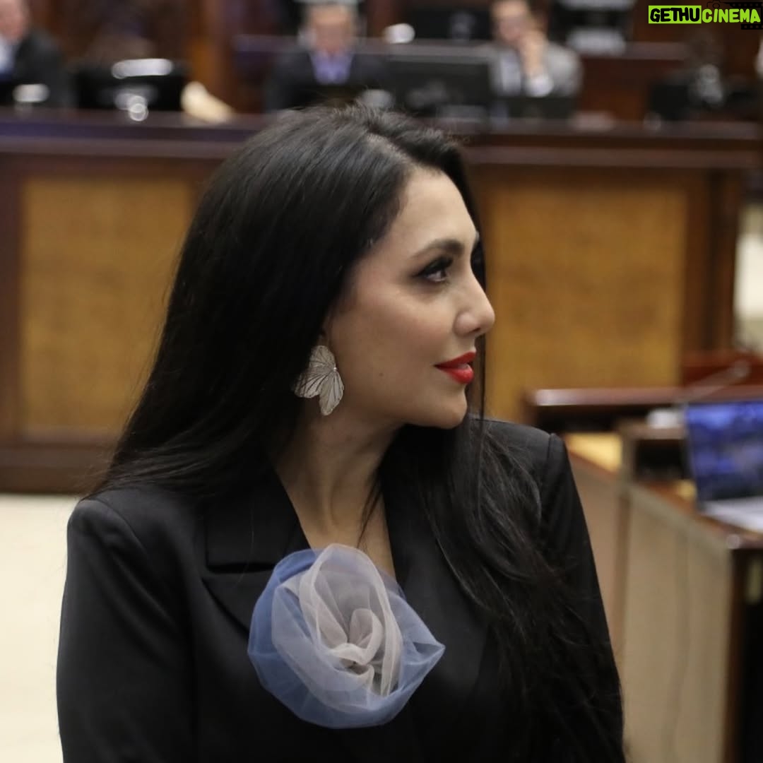 Pamela Cortes - 30.8K Likes - Sigo volando entre nubes de ilusiones, recordando a una niña llena de sueños. Respiro, siento, lloro, me rio, existo. Recibir esta condecoración al mérito cultural a mi país, con la joya  #MatildeHidalgodeProcel me llena el corazón. Es una caricia en el alma y un compromiso al futuro.
Creo que algo estamos haciendo bien. Gracias a todos por tanto amor.
Mamá, papá… …gracias. ❤️ 
#MatildeHidalgodeProcel #Condecoración 

Stylist @pedrodiazj 
Joyas @andreatelloartdesign