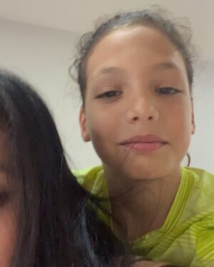 Pamela Cortes Instagram - Así comenzamos las vacaciones de Max 😅 En un super salto en sus clases, cayó mal sobre el pie y se fracturó. Pero aquí vamos con buena actitud 🔥¡A engreirlo mas!
#EsLoQueHay #NoSiempreSonDeCaucho #MiNiñoAguanton