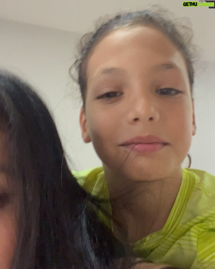 Pamela Cortes - 4.1K Likes - Así comenzamos las vacaciones de Max 😅 En un super salto en sus clases, cayó mal sobre el pie y se fracturó. Pero aquí vamos con buena actitud 🔥¡A engreirlo mas!
#EsLoQueHay #NoSiempreSonDeCaucho #MiNiñoAguanton