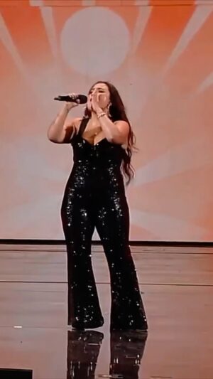 Pamela Leiva Instagram - Shakira ya está en chileeee 🇨🇱y como no voy a recordar este momento en el Festival de Viña cantando a todo pulmón por ti @shakira y por todas🤣🤣🤣. 

¿Quién va a los conciertos? 😱😏