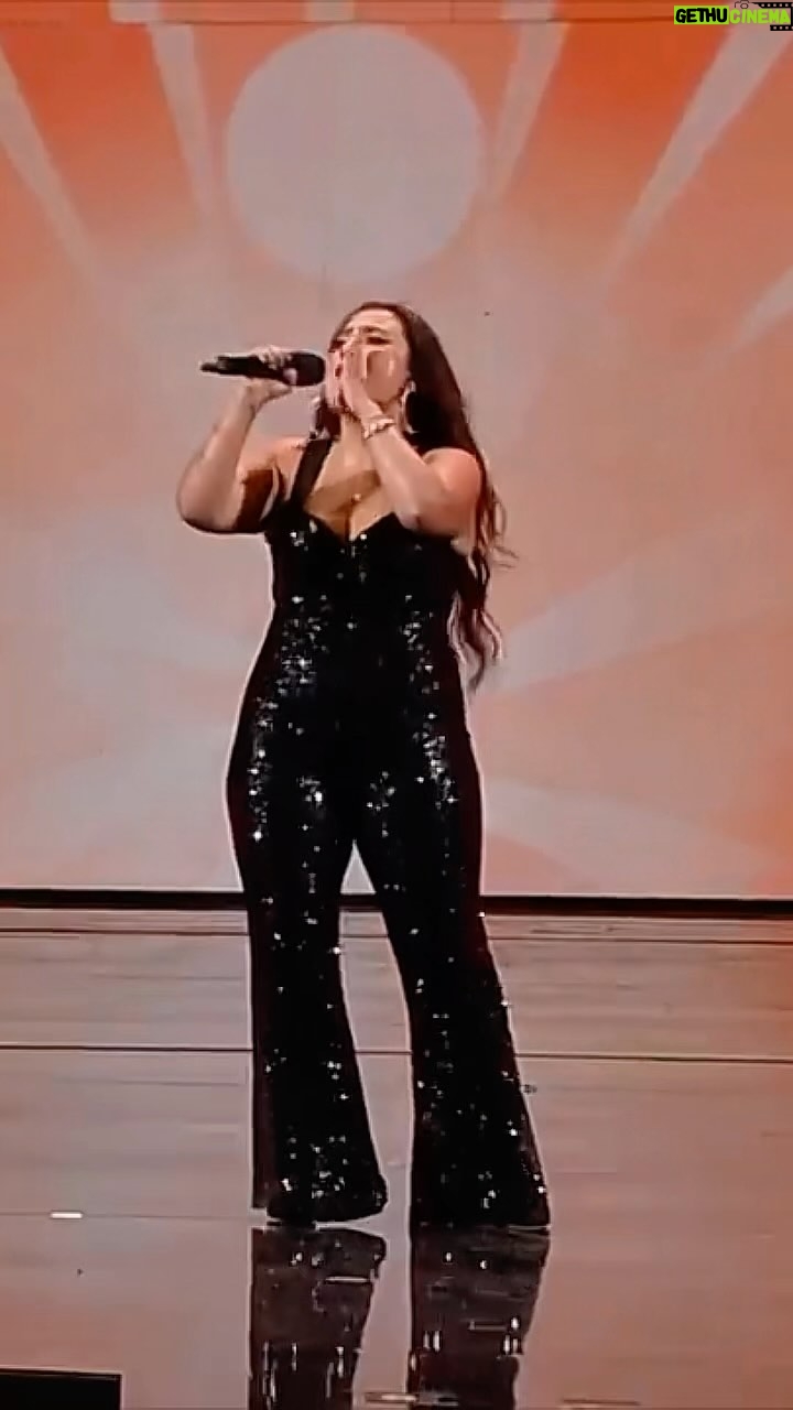 Pamela Leiva - 34.4K Likes - Shakira ya está en chileeee 🇨🇱y como no voy a recordar este momento en el Festival de Viña cantando a todo pulmón por ti @shakira y por todas🤣🤣🤣.
¿Quién va a los conciertos? 😱😏