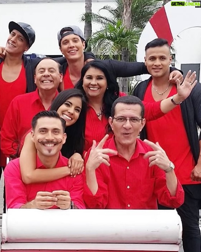 Pamela Sambrano - 11.4K Likes - Aún no lo puedo creer 💔
Anita fuiste maestra y escuela.
Tengo tanto por agradecer, hasta tu firmeza cuando me decías que algo había hecho mal, solo Dios sabe cómo me esforzaba para mejorarlo y ganarme ese “Bien boluda, bien”, (todos los que trabajamos con Anita entendemos ese sentimiento)
Cuando yo era niña y comencé a tener el sueño de trabajar en TV, lo hacía enfocada en que algún día lo haría alado de Anita y cuando lo logré no creía en nadie 🥹.
Hoy puedo mirar hacia atrás y reconocer los aprendizajes que me quedaron de esos años de trabajar junto a ella, en una etapa en la que la vi amar con locura a Nerio, a sus hijos y a sus nietos. Le pido mucho a Dios que les de fortaleza a ellos.
Amigos se ha ido una de las grandes de la TV.
Se fue “la parte seria del programa”, tal como le decíamos a @anabuljubasich en De casa en casa.
💔