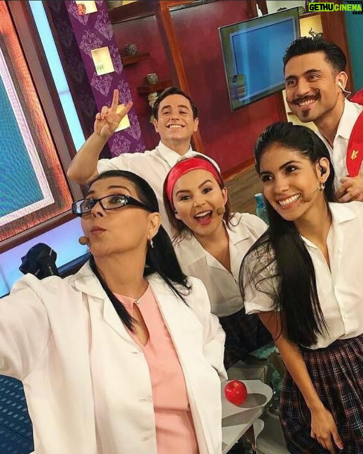 Pamela Sambrano - 11.4K Likes - Aún no lo puedo creer 💔
Anita fuiste maestra y escuela.
Tengo tanto por agradecer, hasta tu firmeza cuando me decías que algo había hecho mal, solo Dios sabe cómo me esforzaba para mejorarlo y ganarme ese “Bien boluda, bien”, (todos los que trabajamos con Anita entendemos ese sentimiento)
Cuando yo era niña y comencé a tener el sueño de trabajar en TV, lo hacía enfocada en que algún día lo haría alado de Anita y cuando lo logré no creía en nadie 🥹.
Hoy puedo mirar hacia atrás y reconocer los aprendizajes que me quedaron de esos años de trabajar junto a ella, en una etapa en la que la vi amar con locura a Nerio, a sus hijos y a sus nietos. Le pido mucho a Dios que les de fortaleza a ellos.
Amigos se ha ido una de las grandes de la TV.
Se fue “la parte seria del programa”, tal como le decíamos a @anabuljubasich en De casa en casa.
💔