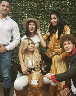 Pamela Sambrano Instagram - Aún no lo puedo creer 💔 
Anita fuiste maestra y escuela. 
Tengo tanto por agradecer, hasta tu firmeza cuando me decías que algo había hecho mal, solo Dios sabe cómo me esforzaba para mejorarlo y ganarme ese “Bien boluda, bien”, (todos los que trabajamos con Anita entendemos ese sentimiento)

Cuando yo era niña y comencé a tener el sueño de trabajar en TV, lo hacía enfocada en que algún día lo haría alado de Anita y cuando lo logré no creía en nadie 🥹. 
Hoy puedo mirar hacia atrás y reconocer los aprendizajes que me quedaron de esos años de trabajar junto a ella, en una etapa en la que la vi amar con locura a Nerio, a sus hijos y a sus nietos. Le pido mucho a Dios que les de fortaleza a ellos. 

Amigos se ha ido una de las grandes de la TV. 
Se fue “la parte seria del programa”, tal como le decíamos a @anabuljubasich en De casa en casa. 
💔