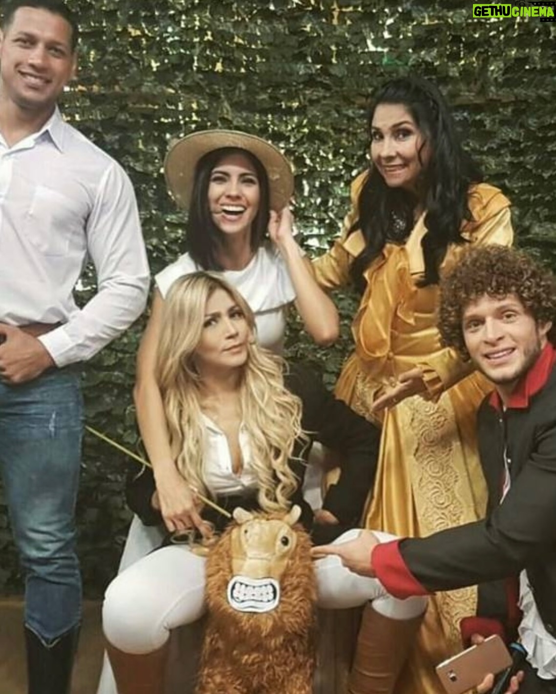 Pamela Sambrano - 11.4K Likes - Aún no lo puedo creer 💔
Anita fuiste maestra y escuela.
Tengo tanto por agradecer, hasta tu firmeza cuando me decías que algo había hecho mal, solo Dios sabe cómo me esforzaba para mejorarlo y ganarme ese “Bien boluda, bien”, (todos los que trabajamos con Anita entendemos ese sentimiento)
Cuando yo era niña y comencé a tener el sueño de trabajar en TV, lo hacía enfocada en que algún día lo haría alado de Anita y cuando lo logré no creía en nadie 🥹.
Hoy puedo mirar hacia atrás y reconocer los aprendizajes que me quedaron de esos años de trabajar junto a ella, en una etapa en la que la vi amar con locura a Nerio, a sus hijos y a sus nietos. Le pido mucho a Dios que les de fortaleza a ellos.
Amigos se ha ido una de las grandes de la TV.
Se fue “la parte seria del programa”, tal como le decíamos a @anabuljubasich en De casa en casa.
💔