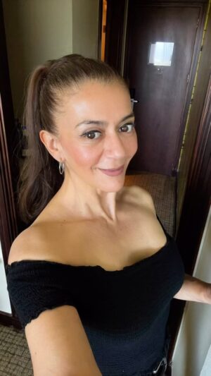 Paola Troncoso Instagram - Muchas, pero muchas gracias a todos, por los lindos saludos de cumpleaños me me enviaron . No pude responder  a todos por supuesto, pero los leí y me emociona ver y sentir su cariño , me siento muy afortunada, mil gracias!! ❤️ Ya cumplí medio siglo!! Ahora entienden por qué mi gusto musical? Jajajaja