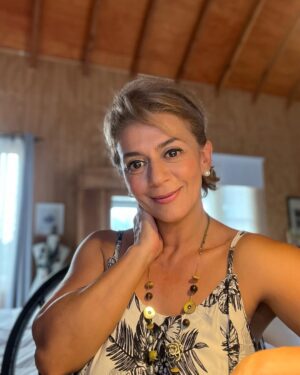Paola Troncoso Instagram - Me siento orgullosa de ser mujer y ser tantas cosas a la vez…. Madre, pareja, cocinera, encargada de la limpieza, jardinera, peluquera, artesana, carpintera, constructora, pintora, lavandera, decoradora, proveedora, costurera, arregla todo, administradora, etc, etc, etc.
Pero sí, me canso también.
Espero que todas tengan un lindo día!! ❤️