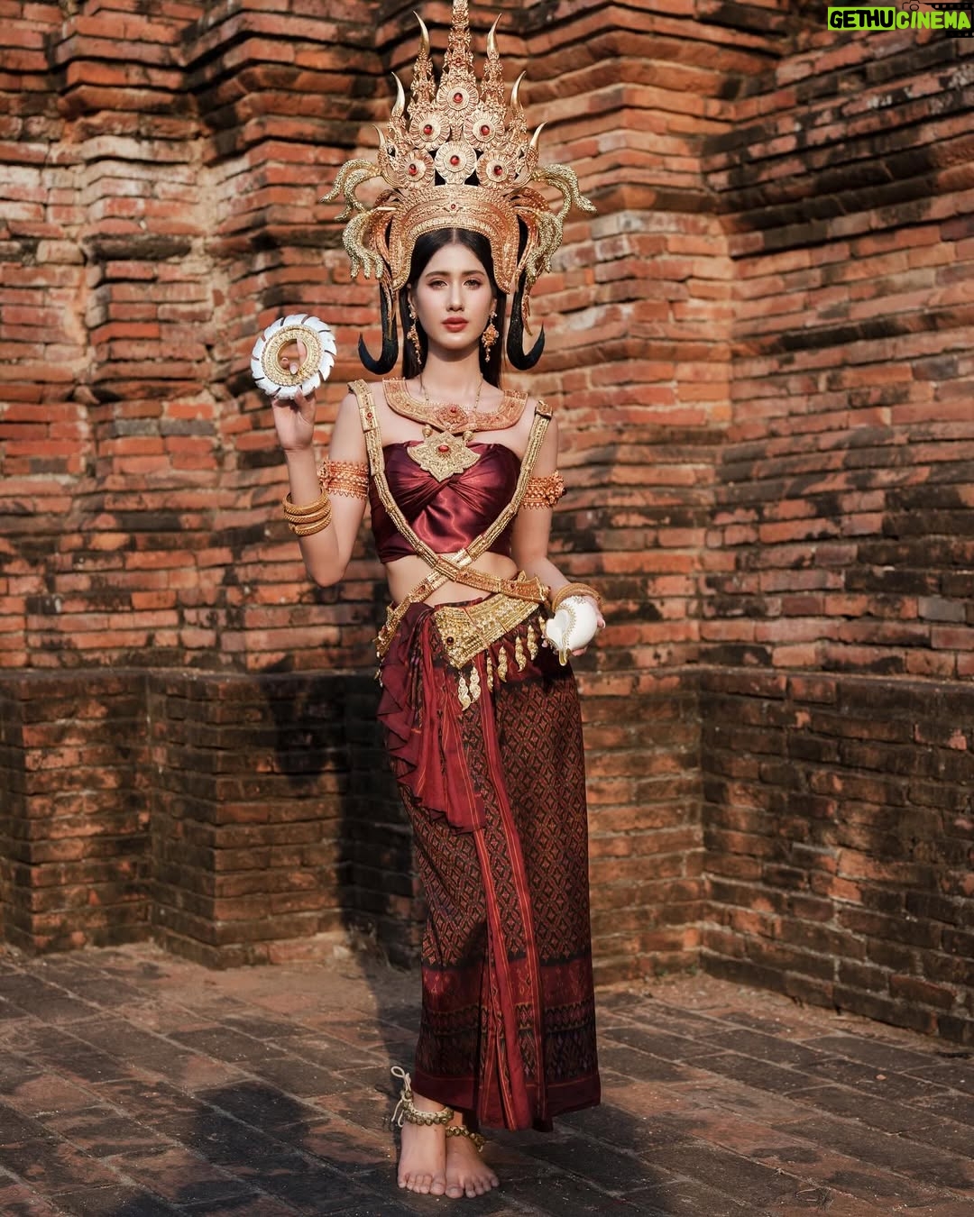 Paparwadee Chansamorn - 9.6K Likes - ใส่ชุดนางอัปสรา ต้อนรับสงกรานต์ค้า อยากใส่ชุดแบบนี้มานานแล้ว ❤️✨
แต่งหน้า @baipeemakeup_film
ทำผม @wayosansopa
ชุดไทย @noppakraw_ns
ตากล้อง @gotogallery97