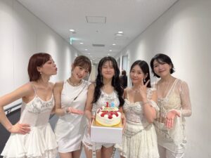 Park Gyu-ri Instagram - 언니들 데뷔 18주년 서프라이즈해준
우리 막냉이들 귀엽고 고마오🫶🏻
@kkangjji_ 
@young_g_hur 
계속 곁에 있어준 내 사람들도 고마오💗