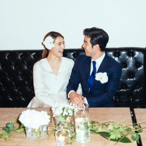 Park Ka-hi Instagram - Happy 10th anniversary!!
결혼 10주년.  와우. 시간이 정말 ㅎㅎ ^^

남편은 이날 서핑보드 선물하며 인생의 파도을 함께 넘자 했다
우리는 지금 잘 넘고 있나?

지난주 모임에서 이런 인생의 파도에 얘기도 나눈적이 있어
친구는 요즘 자기가 파도에 몸을 맡긴체 흘러 가고 있는것 같다고 했어
참 힘들지만 또한편 평온한 그 시간

남편과 내게도 많은 파도가 있었고
앞으로도 어떤 파도를 만나게 될지 아무도 모르지만
부디 지치지 말고 , 건강히,
함께라면 어떤 파도도 두렵지 않은
단단한 부부가 되면 좋갰어 . 
그 파도를 만날때 파도를 타고 놀수 있는 경지에 오릅시다!!
화이팅 🙌🏻

미안해 고마워 사랑해 준무여보💋