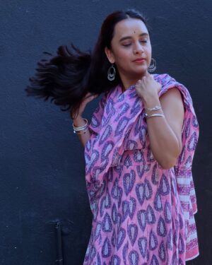 Parna Pethe Instagram - Promotions for आता थांबायचं नाय! 

Wearing ~
@cottonvillage by @swatithorat__ and @houseofaadyaa by @sayalee_marathe 🪄

photos by ~
@siddheshpurkar @skyagic 

💜

@aanandijoshi 🫂 
@dipti_barve_bhagwat 🤗
@ombhutkarmaghloob 🤝🏽

See you in theatres on the 1st of May!