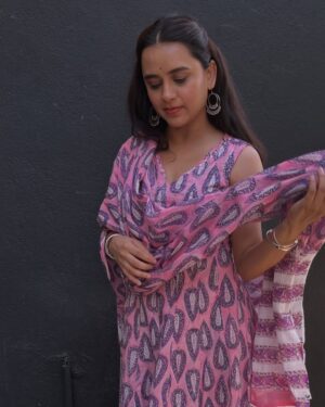 Parna Pethe Instagram - Promotions for आता थांबायचं नाय! 

Wearing ~
@cottonvillage by @swatithorat__ and @houseofaadyaa by @sayalee_marathe 🪄

photos by ~
@siddheshpurkar @skyagic 

💜

@aanandijoshi 🫂 
@dipti_barve_bhagwat 🤗
@ombhutkarmaghloob 🤝🏽

See you in theatres on the 1st of May!