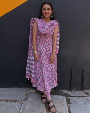 Parna Pethe Instagram - Promotions for आता थांबायचं नाय! 

Wearing ~
@cottonvillage by @swatithorat__ and @houseofaadyaa by @sayalee_marathe 🪄

photos by ~
@siddheshpurkar @skyagic 

💜

@aanandijoshi 🫂 
@dipti_barve_bhagwat 🤗
@ombhutkarmaghloob 🤝🏽

See you in theatres on the 1st of May!