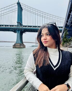 Parsa Evana Instagram - “First days are shaky…
Found a quiet corner, walked alone, paused.
Set the timer—captured a moment just for me.
Life’s unpredictable, but so am I.”