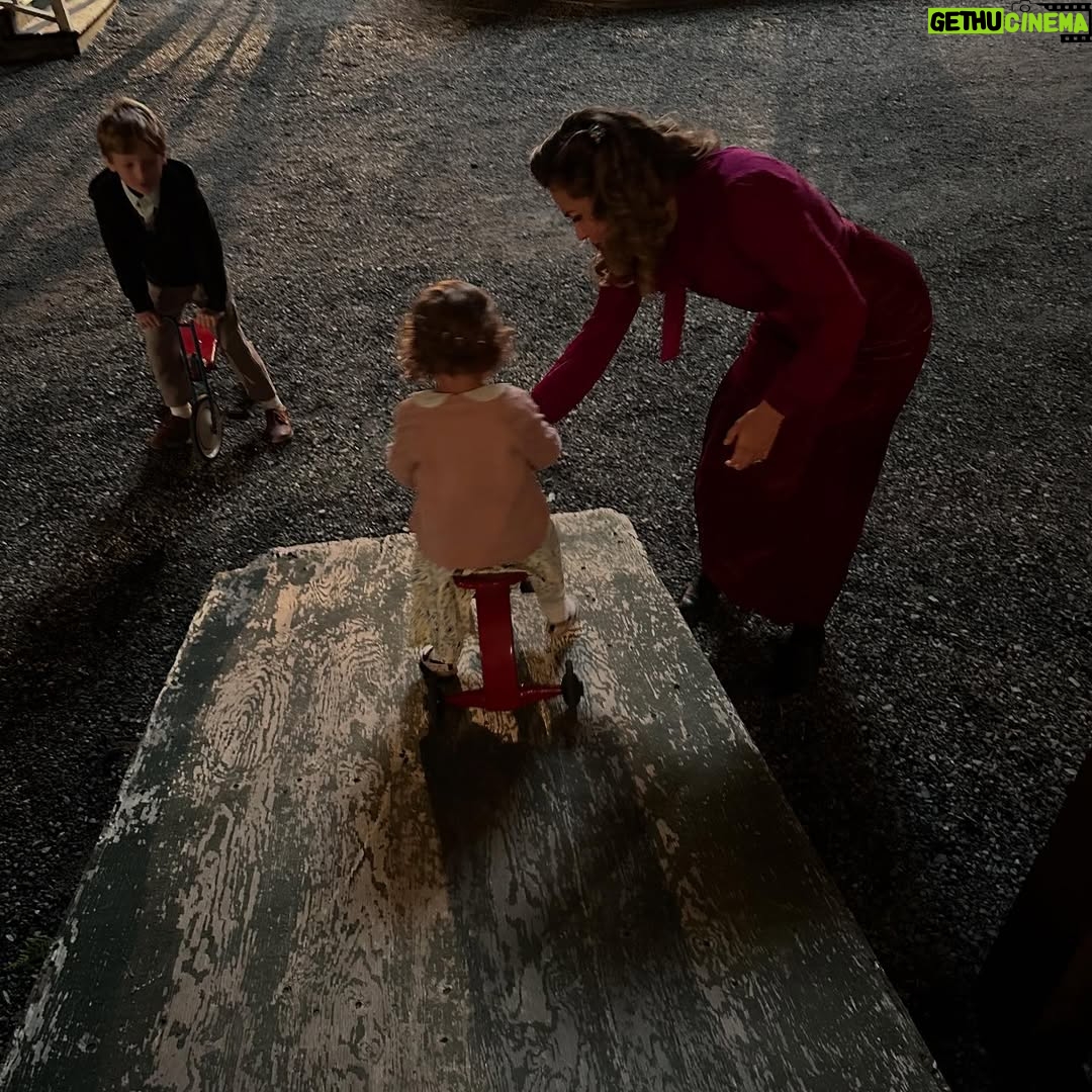 Pascale Hutton - 12.9K Likes - Always fun behind the scenes when Ellie’s on set!
#WCTH #season12