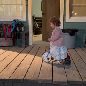 Pascale Hutton Instagram - Always fun behind the scenes when Ellie’s on set! 

#WCTH #season12