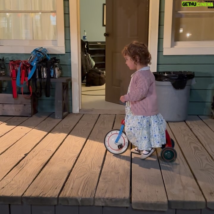 Pascale Hutton - 12.9K Likes - Always fun behind the scenes when Ellie’s on set!
#WCTH #season12