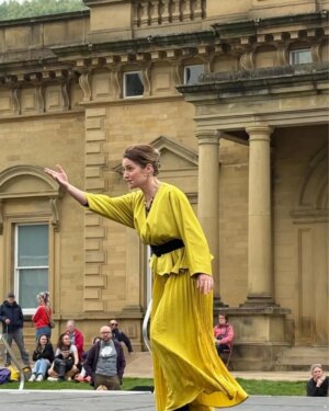 Paula Lane Instagram - Just look how much fun we had yesterday with @northern_broadsides 'Iron People' 🖤💛
Those little hands at the front of the stage belong to little people who attend my academy @laneshawacademy their faces were lit up and so was mine 💛

This is why I love what I do 💛