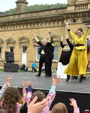 Paula Lane Instagram - Just look how much fun we had yesterday with @northern_broadsides 'Iron People' 🖤💛
Those little hands at the front of the stage belong to little people who attend my academy @laneshawacademy their faces were lit up and so was mine 💛

This is why I love what I do 💛