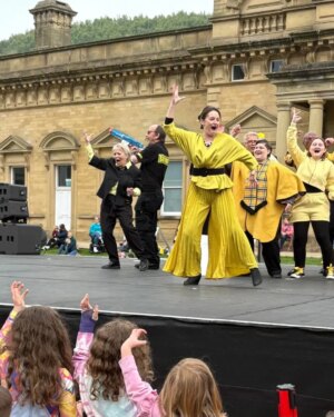 Paula Lane Instagram - Just look how much fun we had yesterday with @northern_broadsides 'Iron People' 🖤💛
Those little hands at the front of the stage belong to little people who attend my academy @laneshawacademy their faces were lit up and so was mine 💛

This is why I love what I do 💛