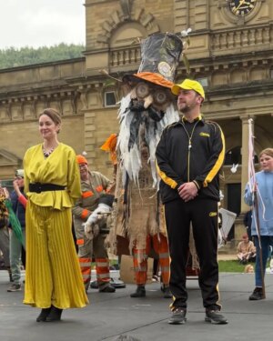Paula Lane Instagram - Just look how much fun we had yesterday with @northern_broadsides 'Iron People' 🖤💛
Those little hands at the front of the stage belong to little people who attend my academy @laneshawacademy their faces were lit up and so was mine 💛

This is why I love what I do 💛