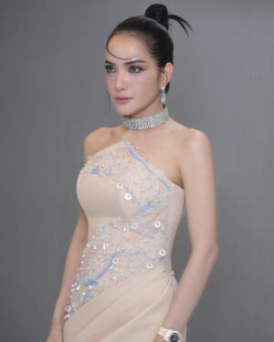 Pich Sophea Instagram - គួរសសេរថាមិច?
@sopheaknano_makeup 
@leap_heng_new_style_taylor