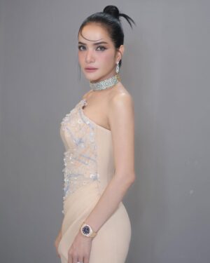 Pich Sophea Instagram - គួរសសេរថាមិច?
@sopheaknano_makeup 
@leap_heng_new_style_taylor