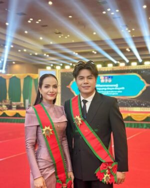 Pich Sophea Instagram - ថ្ងៃដ៏វិសេសវិសាល ទទួលបាននូវគ្រឿងឥស្សរិយយស ព្រះរាជាណាចក្រកម្ពុជា ថ្នាក់ មហាសេរីវឌ្ឍន៍ ក្រោមអធិបតីភាព សម្ដេច មហាបវរធិបតី ហ៊ុន ម៉ាណែត និង លោកជំទាវបណ្ឌិត ពេជ ចន្ទមុន្នី ហ៊ុនម៉ាណែត
🇰🇭
@chhornsovannareach @chan_keo_nimol
