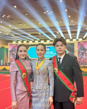Pich Sophea Instagram - ថ្ងៃដ៏វិសេសវិសាល ទទួលបាននូវគ្រឿងឥស្សរិយយស ព្រះរាជាណាចក្រកម្ពុជា ថ្នាក់ មហាសេរីវឌ្ឍន៍ ក្រោមអធិបតីភាព សម្ដេច មហាបវរធិបតី ហ៊ុន ម៉ាណែត និង លោកជំទាវបណ្ឌិត ពេជ ចន្ទមុន្នី ហ៊ុនម៉ាណែត
🇰🇭
@chhornsovannareach @chan_keo_nimol