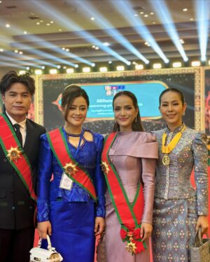 Pich Sophea Instagram - ថ្ងៃដ៏វិសេសវិសាល ទទួលបាននូវគ្រឿងឥស្សរិយយស ព្រះរាជាណាចក្រកម្ពុជា ថ្នាក់ មហាសេរីវឌ្ឍន៍ ក្រោមអធិបតីភាព សម្ដេច មហាបវរធិបតី ហ៊ុន ម៉ាណែត និង លោកជំទាវបណ្ឌិត ពេជ ចន្ទមុន្នី ហ៊ុនម៉ាណែត
🇰🇭
@chhornsovannareach @chan_keo_nimol