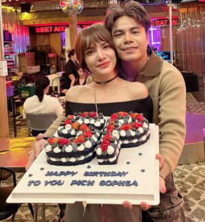 Pich Sophea Instagram - អរគុណមិត្តតជាតិដែល សំរាប់នំកាលពីរយប់មិញ ឆ្លៀតណាស់យប់មិញច្រៀងនៅកំពត់ហើយ គ្រាន់តែច្រៀងចប់មកភ្លាម 💜💙🕊️
09/06/11 រហូត09/06/24
@chhornsovannareach