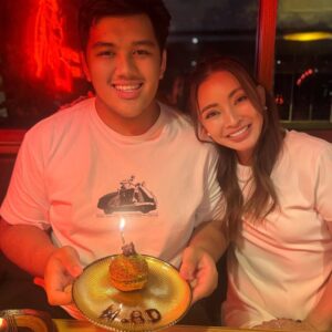 Pimonwan Hoonthongkam Instagram - Happy 24th Birthday 🥳 ภูมิ ลูกรัก 
ขอให้วันเกิดปีนี้เป็นการเริ่มต้นทำสิ่งใหม่ๆด้วยความมานะพากเพียร มองไปข้างหน้าด้วยความกล้าและมั่นใจ จำเอาไว้ว่าลูกคือคนพิเศษของแม่และพ่อ ขอให้วันนี้และทุก ๆ วันเป็นวันที่ดีนะครับ ♥️