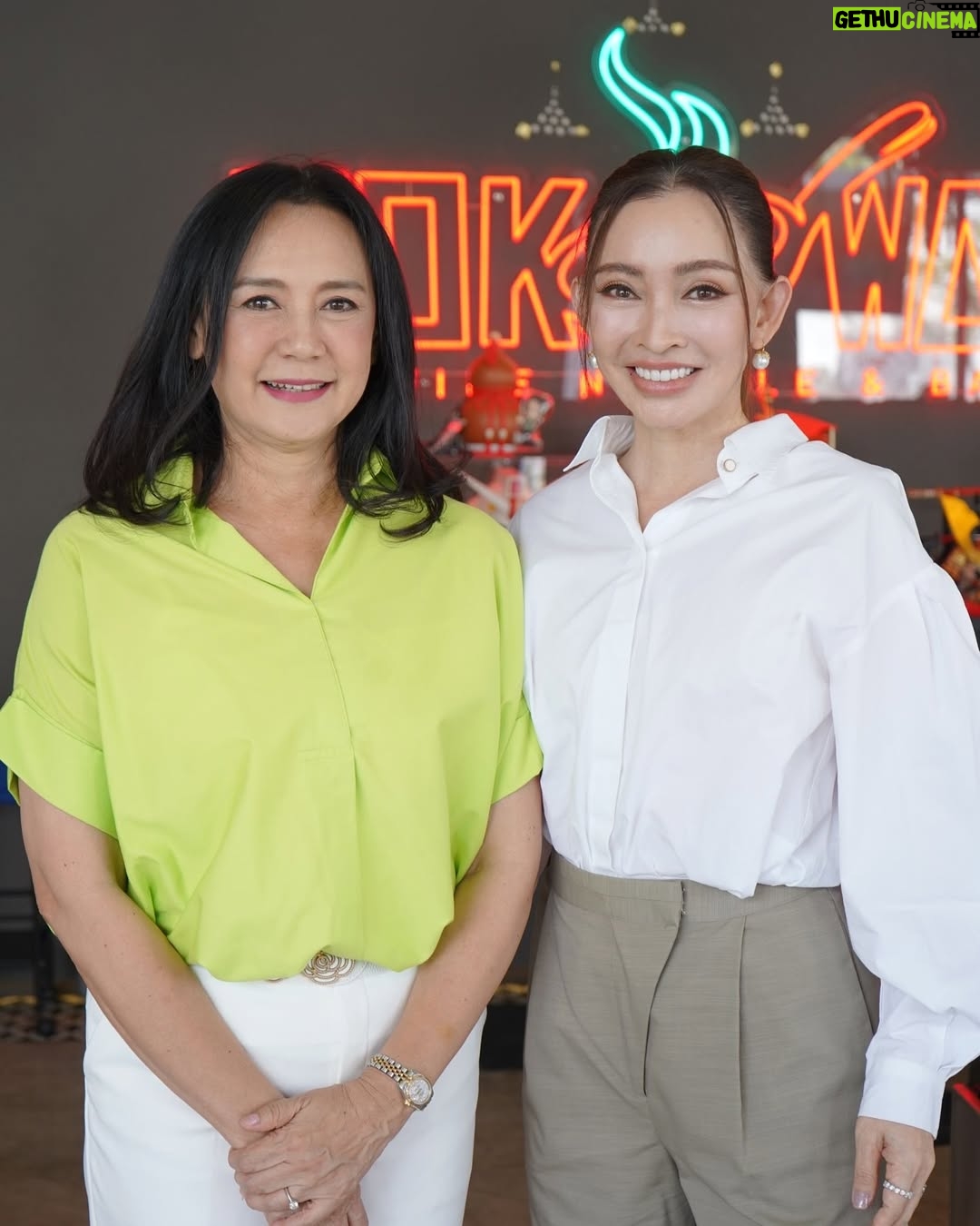 Pimonwan Hoonthongkam - 499 Likes - ชวนพี่แหม่ม จินตหรากับอจ.อุ้ยมาทานข้าว ขอบคุณที่เลือกทำดึงหน้าชุดใหญ่ ที่ รพ.ศัลยกรรม(เฉพาะทาง)ดับเบิ้ลยู พี่แหม่มตัดสินใจ ทำเก็บหนังตา ทำเก็บถุงใต้ตา เติมไขมันที่ใบหน้าและเปลือกตา เก็บกรอบหน้า และดึงคอ ได้คุยกันหลายเรื่อง หลักๆคือพี่แหม่มเลือกดับเบิ้ลยูเพราะมั่นใจ เหล่านางเอกในตำนาน เบอร์ต้นๆ ไม่ว่าจะเป็น พี่นก สินจัย พี่นก จริยา พี่แอ๊ว อำภา หรือแม่อ้วน และอีกหลายๆท่าน ก็เลือกมาทำที่นี่ ยิ่งได้เข้ามาปรึกษากับอจ.อุ้ยและทีมแพทย์ก็ยิ่งมั่นใจว่าจะสวยและเป็นตัวเองในเวอร์ชั่นที่ดีที่สุด นอกจากนี้อจ.อุ้ยก็เสริมเรื่องดึงหน้าชั้นลึก เพื่อผลลัพธ์ที่อยู่กับเราไปยาวๆ เพิ่มความมั่นใจ ในการตัดสินใจมากขึ้นด้วย ลองหาดูคลิปใน เพจ. รพ.ศัลยกรรมดับเบิ้ลยูนะคะ
ขอบคุณสถานที่ ร้าน @wokwayy ซ.โยธินพัฒนา 3
#เคสพี่ปุ้ยดูแลค่ะ