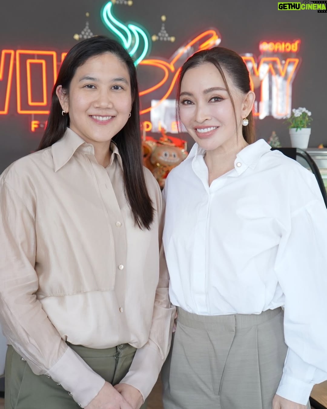 Pimonwan Hoonthongkam - 499 Likes - ชวนพี่แหม่ม จินตหรากับอจ.อุ้ยมาทานข้าว ขอบคุณที่เลือกทำดึงหน้าชุดใหญ่ ที่ รพ.ศัลยกรรม(เฉพาะทาง)ดับเบิ้ลยู พี่แหม่มตัดสินใจ ทำเก็บหนังตา ทำเก็บถุงใต้ตา เติมไขมันที่ใบหน้าและเปลือกตา เก็บกรอบหน้า และดึงคอ ได้คุยกันหลายเรื่อง หลักๆคือพี่แหม่มเลือกดับเบิ้ลยูเพราะมั่นใจ เหล่านางเอกในตำนาน เบอร์ต้นๆ ไม่ว่าจะเป็น พี่นก สินจัย พี่นก จริยา พี่แอ๊ว อำภา หรือแม่อ้วน และอีกหลายๆท่าน ก็เลือกมาทำที่นี่ ยิ่งได้เข้ามาปรึกษากับอจ.อุ้ยและทีมแพทย์ก็ยิ่งมั่นใจว่าจะสวยและเป็นตัวเองในเวอร์ชั่นที่ดีที่สุด นอกจากนี้อจ.อุ้ยก็เสริมเรื่องดึงหน้าชั้นลึก เพื่อผลลัพธ์ที่อยู่กับเราไปยาวๆ เพิ่มความมั่นใจ ในการตัดสินใจมากขึ้นด้วย ลองหาดูคลิปใน เพจ. รพ.ศัลยกรรมดับเบิ้ลยูนะคะ
ขอบคุณสถานที่ ร้าน @wokwayy ซ.โยธินพัฒนา 3
#เคสพี่ปุ้ยดูแลค่ะ