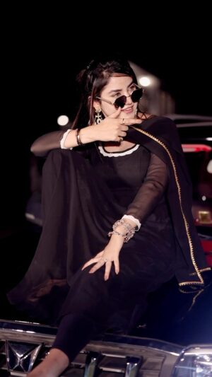 Piyanka Mongia Instagram - Desi Tadka Gaadi kaali mein…😎🔥