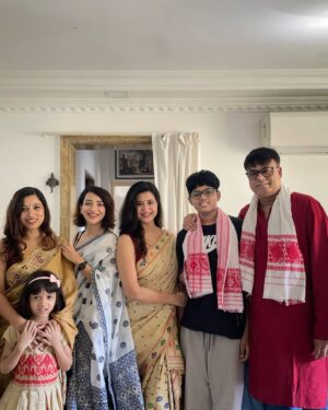 Plabita Borthakur Instagram - Happy Bohaag Bihu!!! 🪻🌼🌺
.
.
.
.
.
.
.
.
#plabitaborthakur #bihu #bihu2025 #family #home