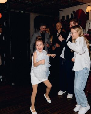 Polina Gagarina Instagram - А вот и фотографии!🥰 Все не поместились! Ну хоть часть ! Пересматриваю и улыбаюсь 🥰 улыбнитесь и вы! Сколько радости и счастья! #полинагагарина #гагаринапоехали #др #18мнеуже