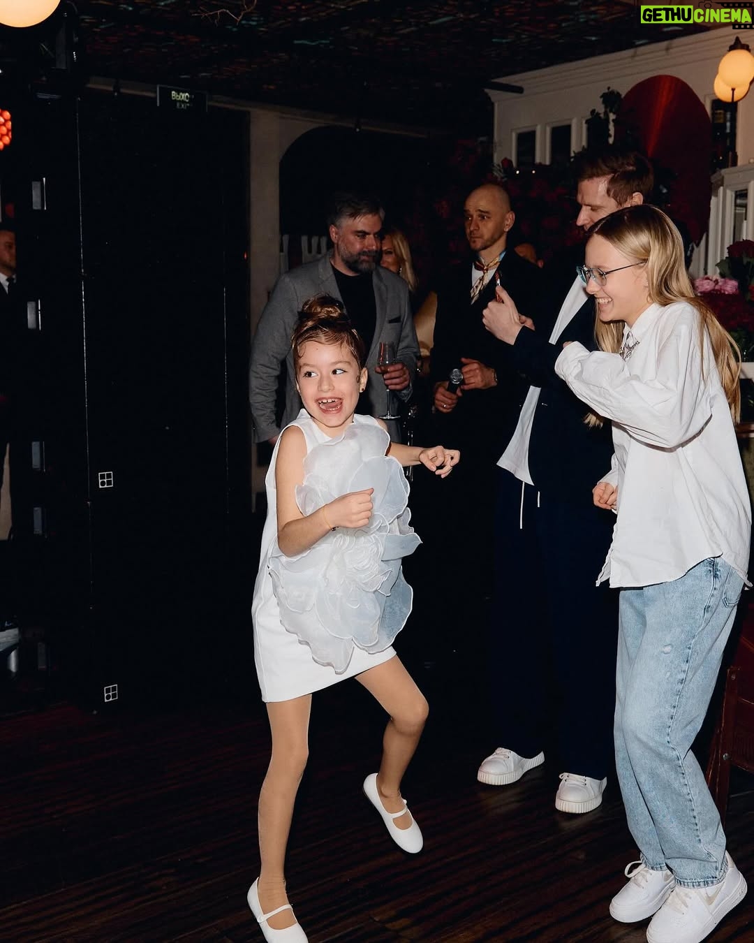 Polina Gagarina - 111.5K Likes - А вот и фотографии!🥰 Все не поместились! Ну хоть часть ! Пересматриваю и улыбаюсь 🥰 улыбнитесь и вы! Сколько радости и счастья! #полинагагарина #гагаринапоехали #др #18мнеуже