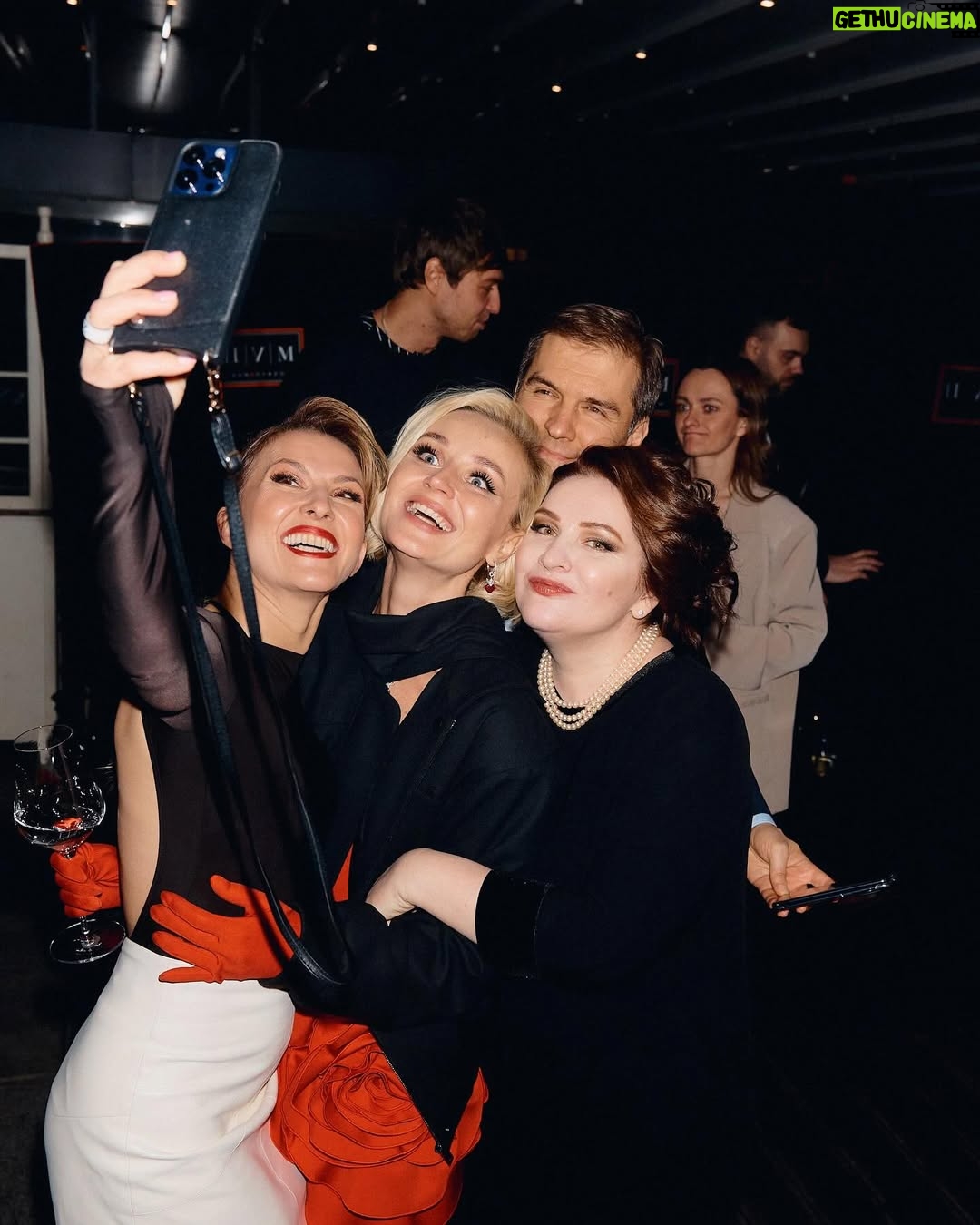 Polina Gagarina - 111.5K Likes - А вот и фотографии!🥰 Все не поместились! Ну хоть часть ! Пересматриваю и улыбаюсь 🥰 улыбнитесь и вы! Сколько радости и счастья! #полинагагарина #гагаринапоехали #др #18мнеуже