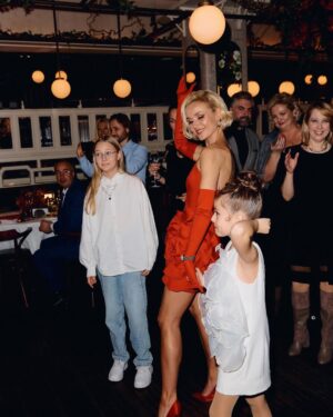Polina Gagarina Instagram - А вот и фотографии!🥰 Все не поместились! Ну хоть часть ! Пересматриваю и улыбаюсь 🥰 улыбнитесь и вы! Сколько радости и счастья! #полинагагарина #гагаринапоехали #др #18мнеуже