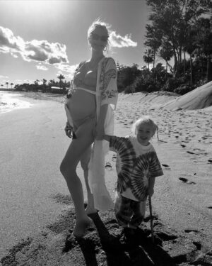 Poppy Delevingne Instagram - Chased the sun & stepped right into what felt like a Slim Aaron’s photograph & baby mooned with a few favourites at the mega magical @marbellaclubh where quite honestly I could have stayed forever. 💛 Thank you for spoiling us completely & utterly rotten. @mch_wellness

A heavenly few days, thanks to you, @birdtravelpr 
#Gifted