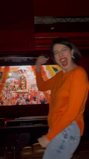Poppy Jabbal Instagram - When was the last time you danced in a movie theater ??

This video sums up how much I enjoyed #jaat 

#MyHero SUNNYDEOL 

#jaat #jaatmovie #jaatmoviesunnydeol #sunnydeolfan #sunnydeolstyle #sunnydeol #sunnydeolmovie