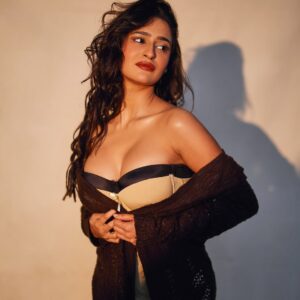 Prakriti Pavani Instagram - honey dipped and sun kissed 

makeup @prismbypriyanka1
hair @hairbyprem
stylist @stylistshikhar
clicked by @saurabh_sonkar 
@backstage_mumbai