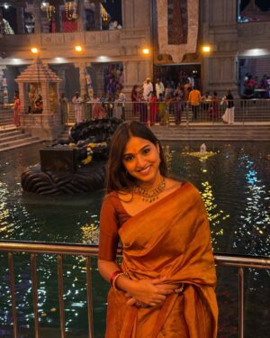 Pranavi Manukonda Instagram - ✨🤎

Wearing: @tejas.wardrobe_ ✨

#temple #vibes #traditional #saree #love #instagood #instagram #instamood