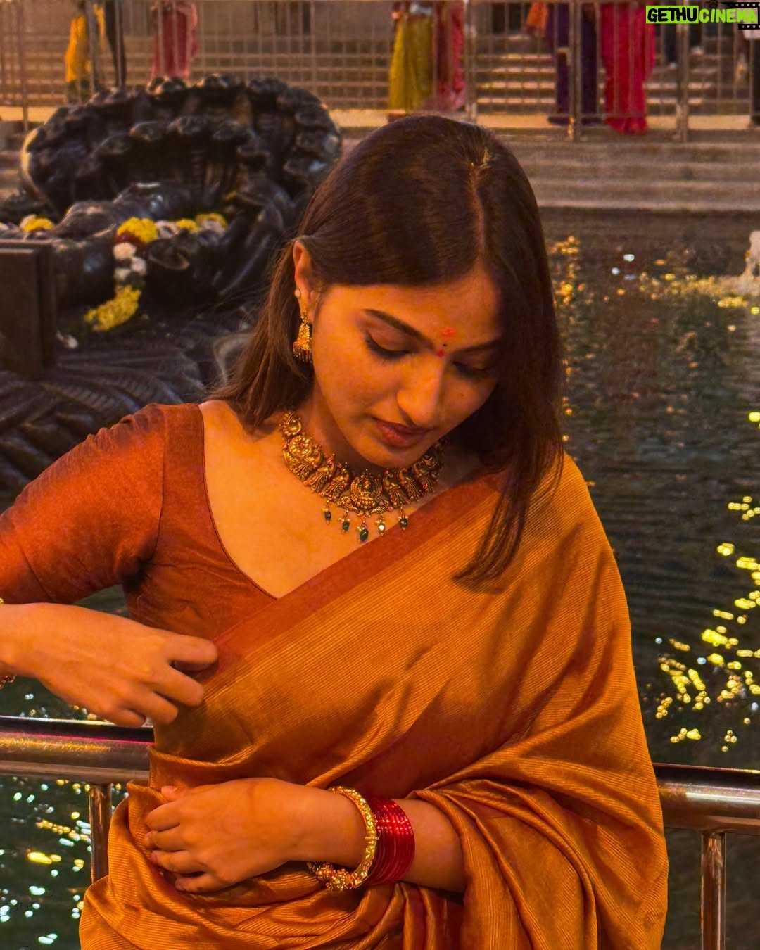Pranavi Manukonda - 130.1K Likes - ✨🤎
Wearing: @tejas.wardrobe_ ✨
#temple #vibes #traditional #saree #love #instagood #instagram #instamood
